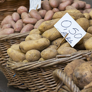 当地农民市场上的马铃薯集团文化蔬菜饮食商品营养销售产品价格食物零售架子高清图片素材