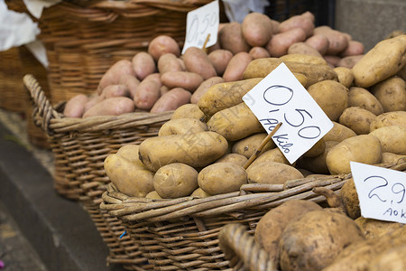 当地农民市场上的马铃薯集团文化销售饮食营养零售价格展示产品蔬菜店铺杂货店高清图片素材