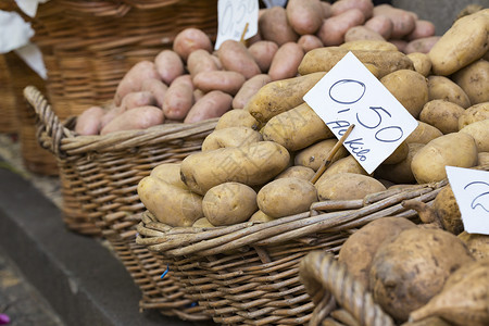 当地农民市场上的马铃薯集团店铺架子营养商业生产文化销售杂货店商品展示零售高清图片素材