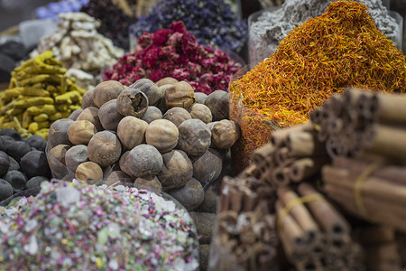 迪拜或老苏克是杜巴的传统市场销售露天香料集市草药肉桂胡椒环境异国购物背景