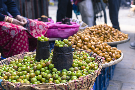 街头商贩在卡卡的Thamel卖水果蔬菜男人销售零售推销员正方形国家贸易食物旅行香蕉背景图片