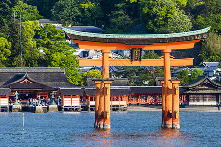 濑户内海Miyajima 日本广岛的海洋中 著名的大神道宗教世界文化建筑学网关遗产贸易旅行港口旅游背景