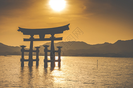 日本宫岛漂浮的Otorii门宗教文化海洋遗产牌坊大鸟天空寺庙橙子通道背景图片