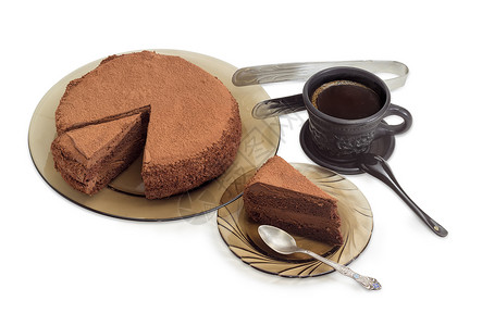 蛋糕和饮料部分切片巧克力蛋糕和黑咖啡 在浅面茄子上背景