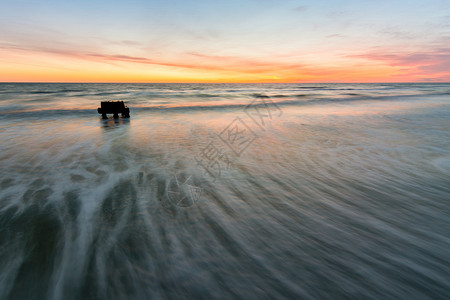 滚滚长江东逝水波浪滚滚在黑海海岸上 拍摄长期接触的照片 俄罗斯阿纳帕背景