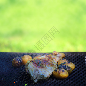 烤烤羊腿煤炭营养食物土豆炙烤美食烧烤盘子背景图片