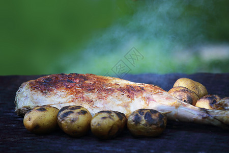 烤烤羊腿食物煤炭盘子美食营养炙烤土豆烧烤背景图片
