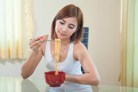 年轻女孩吃拉面面盘子午餐女性面条工作室美食微笑用餐食物饮食健康高清图片素材