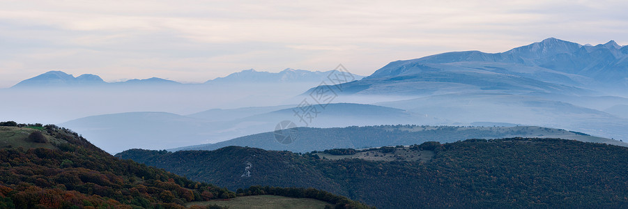 意大利圣维奇诺山雾中的山高清图片