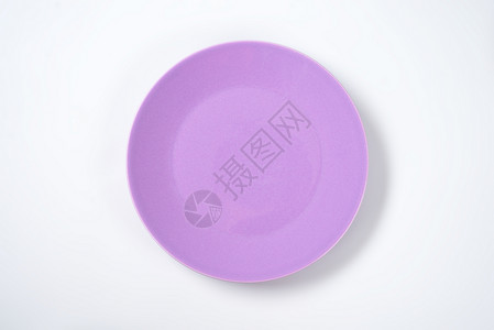 浅紫花板高架纯色圆形陶器早餐餐具陶瓷制品餐盘紫色背景图片