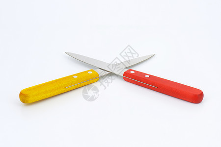 两把厨房刀黄色用具刀刃红色炊具背景图片