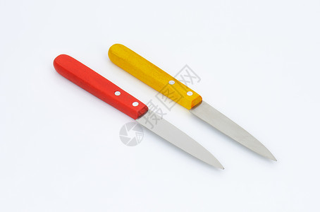 两把厨房刀刀刃炊具红色用具黄色背景图片