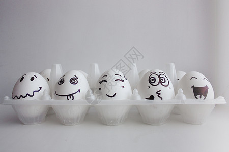 鸡蛋在证人席上有一张面孔很有意思 一个大家庭的概念背景图片