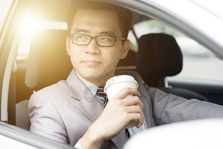 男人开车时喝咖啡手高清图片素材