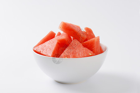 碗中切片西瓜食物水果红色背景图片