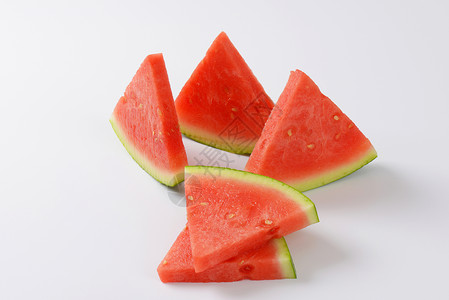 西瓜片水果食物红色背景图片
