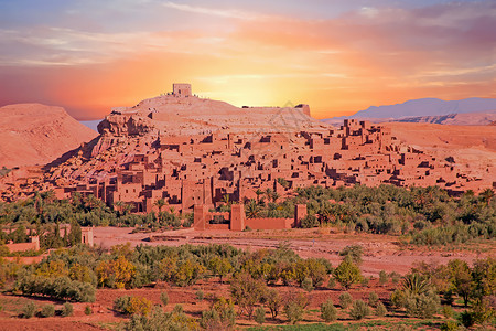 力量沙漠在附近日落时被加固的镇废墟全景力量绿洲旅游建筑学古堡房屋遗产蓝色背景
