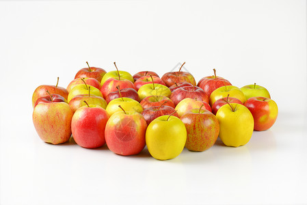 一组成熟苹果水果团体黄色食物红色背景图片