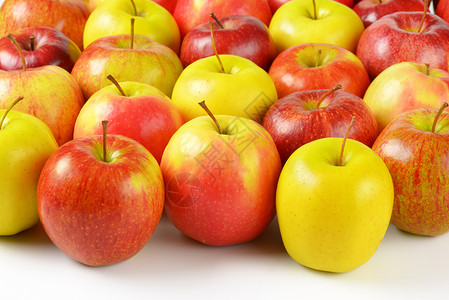 一组成熟苹果食物团体红色水果黄色背景图片