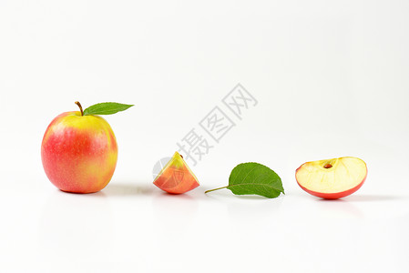 一整个苹果和两个季度背景图片