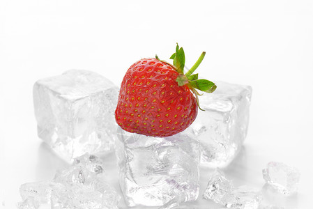 冰上新鲜草莓红色水果冰块食物背景图片