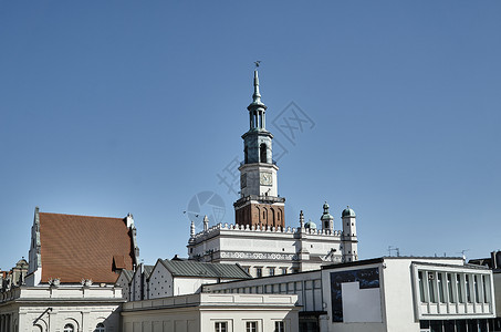拥有文艺复兴市政厅大楼的旧市场窗户零售天空建筑学城市建筑纪念碑尖顶背景图片