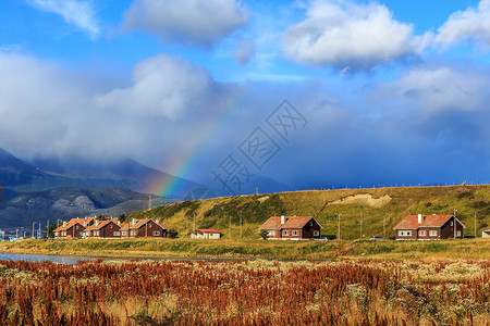 彩虹在湖边的村庄上 有山丘 在背景 乌斯怀亚高清图片