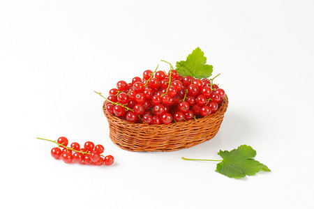 新鲜摘红花浆果篮子红色水果柳条背景图片