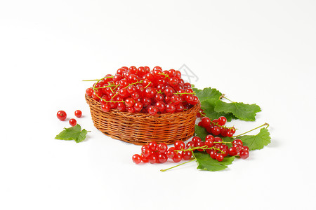 新鲜摘红花红色篮子水果柳条浆果背景图片