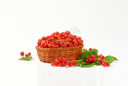 新鲜摘红花浆果篮子红色水果柳条背景图片