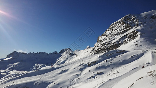 楚格峰白色全景雪山天雪蓝色场景蓝天景观山顶山景背景图片