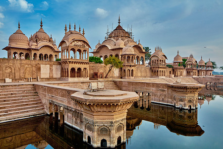 印度古代废弃的寺庙 UP旅行文化建筑学天空反射旅游神殿建筑砂岩宗教背景图片