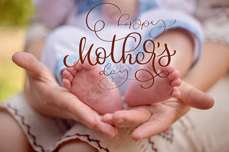 伟岸的母亲手绘母亲握住她新生的儿子的脚 快乐的母亲一天的文字文本 手绘书画背景