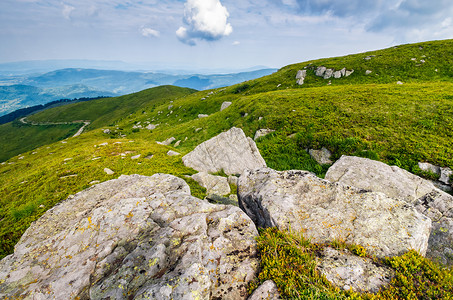夏季喀尔巴阡山与巨石一起草原地面戏剧性环境植物晴天天空边缘石头风景场地背景图片