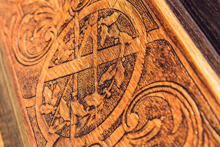 双色十字架标识膳食室门入口细节石匠宗教古董俱乐部公会标识组织棕色罗盘海豹背景