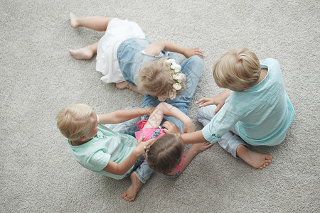 孩子们在地板上玩地面团体童年乐趣活动男生地毯女孩背景图片