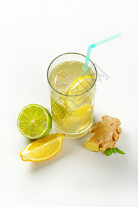 一杯姜汁汽水柠檬冰块苏打碳酸冷藏食物冰镇饮料冷饮嘶嘶背景图片