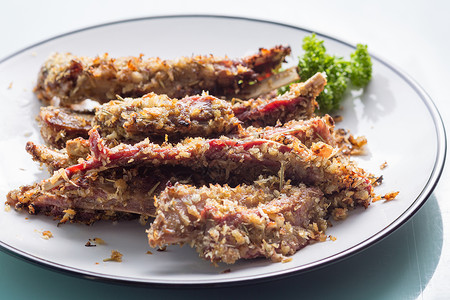 羊肋骨在盘子上迷迭香美食食物胡椒架子绿色红色印章炙烤羊肉背景图片