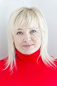布隆德女人的肖像头发女性老年蓝色金发微笑发型眼睛白色脸高清图片素材