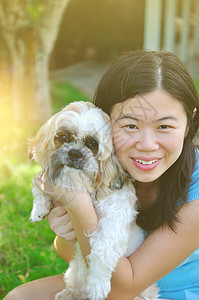 带狗的年轻女孩动物阳光森林乐趣宠物微笑日落背景图片