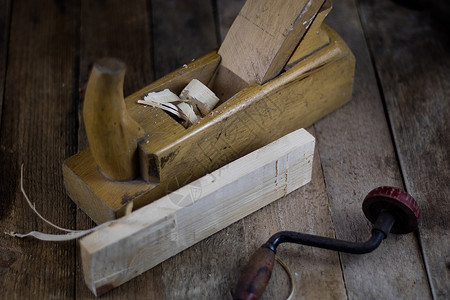 老木工 充满激情 干得漂亮 旧木工家具刨床手工维修锤子锯末桌子建造工匠木板复古的高清图片素材