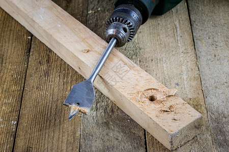 老木工 充满激情 干得漂亮 旧木工维修木制品手工木板工艺木头锤子艺术工具锯末凿高清图片素材