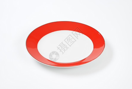 白板 红色圆边盘子制品陶瓷餐具圆形轮缘白色背景图片