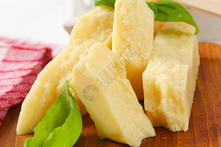 帕米桑芝士片食物奶制品羊乳小吃美食黄色砧板高清图片