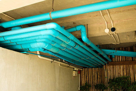 供水管道系统 建筑工程 楼内供水管道的加固工作土壤植物塑料蓝色房子下水道管子建筑服务技术环境高清图片素材