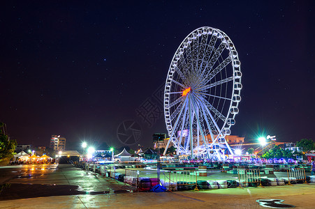 黄轮在晚上 亚洲在泰国曼谷市场车轮摩天轮城市夜市建筑学市容景观传单反射背景图片