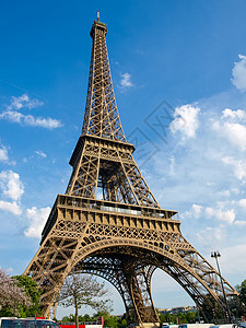 巴黎埃菲尔铁塔底视图高清图片
