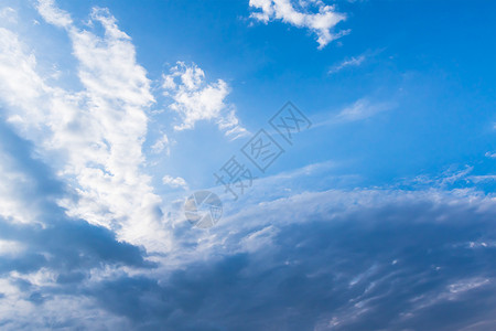 蓝色天空中的白毛云阳光蓝天多云白色风景假期背景图片
