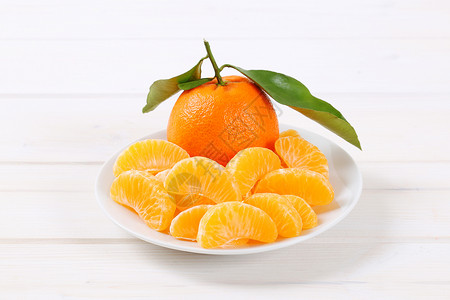 和带皮的柑橘去皮白色食物片段盘子水果背景图片