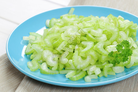 切开的心菜根蓝色绿色蔬菜芹菜盘子食物高清图片